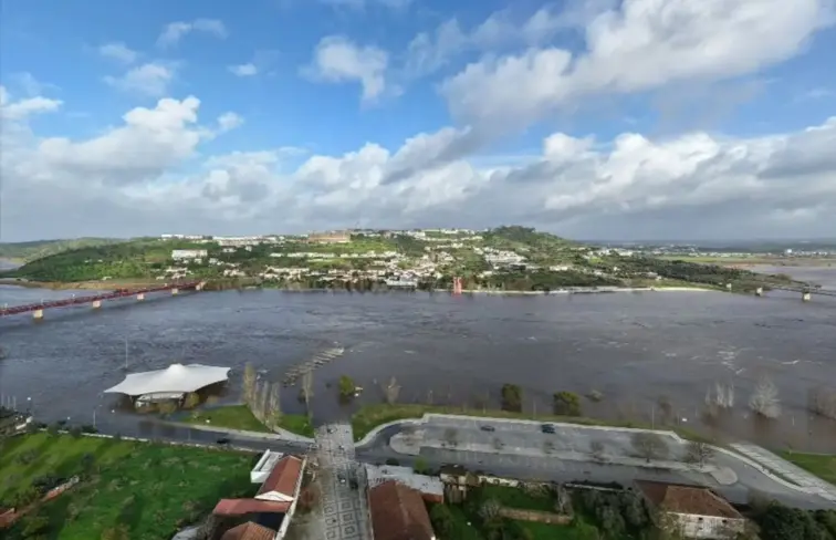 Rio Tejo galgou as margens em Abrantes e inundou zona ribeirinha